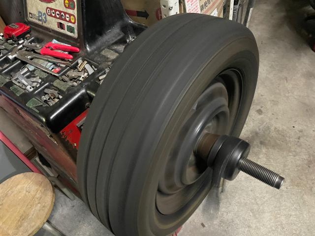 日産モコの中古タイヤ4本交換作業！即交換が必要なヒビだらけのタイヤで危なかったです！