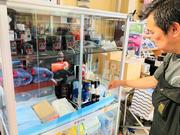 【＃１２】コンパウンドの油分を取るため脱脂洗車を行ったのち、コーティング剤を選択し調合します。
