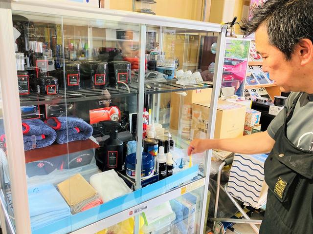 【＃１２】コンパウンドの油分を取るため脱脂洗車を行ったのち、コーティング剤を選択し調合します。