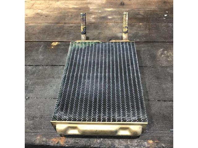 輸入車 ヒーターコア水漏れ詰まり ヒーター修理
HEATERCORE WATERLEAK  
