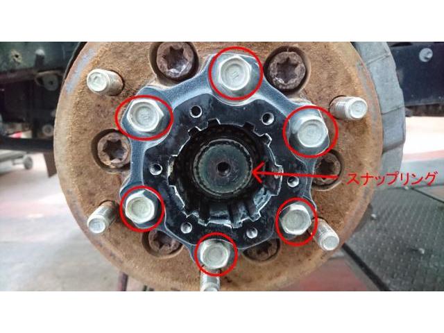 いすゞ　エルフトラックのフロントハブベアリング点検・調整