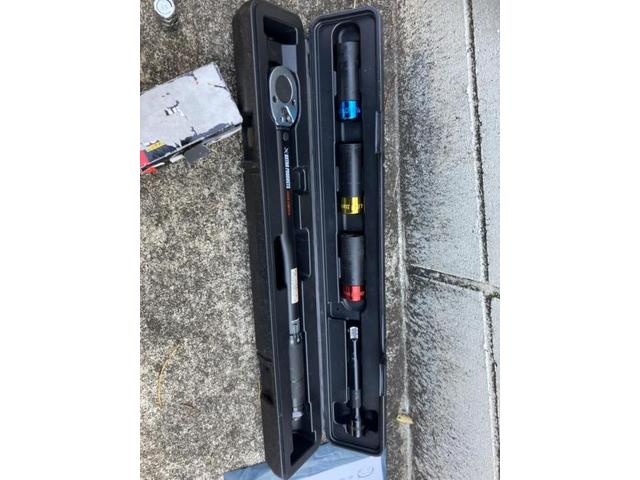 三菱　デリカ　出張作業　タイヤ脱着交換　お家に居ながらタイヤ交換が出来る！！部品持ち込み取り付け大歓迎です！！ボディガラスコーティングも得意です！！