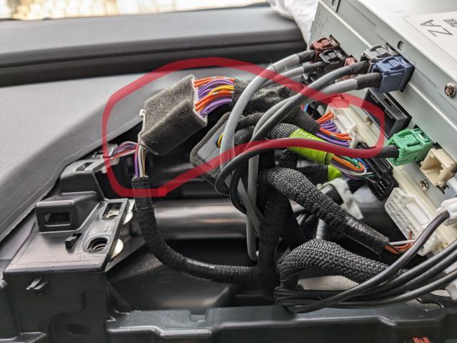 トヨタ　60系プリウス　パーツ持ち込み取り付け　テレビナビキャンセラー取り付け　滋賀県　近江八幡市　パーツ持ち込み取り付け大歓迎です！！　エンジンオイルボトルキープ始めました！！