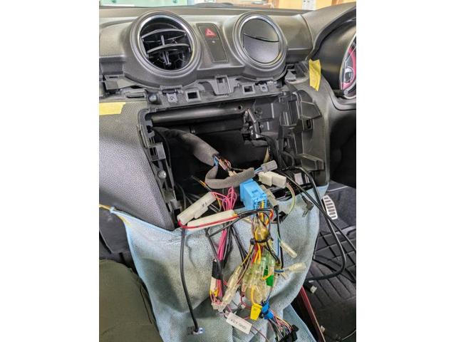 スズキ　スイフトスポーツ　持込みカーナビ取り換え　載せ替え　パーツ持込取り付け大歓迎　・車検【車検後に令和7年度産の新米みずかがみ5Kｇプレゼントしております】・板金、ボディコーティング受付中　滋賀県　近江八幡市　野洲市　草津市　東近江市　