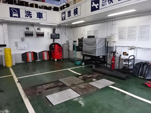 工場内に車検検査レーンがありますので、土日の車検も可能です。