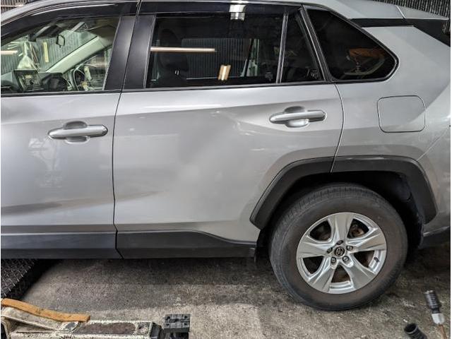 トヨタ RAV4 左リヤドア 左クウォーターパネル  板金塗装　愛知県 名古屋市 中川区 港区 熱田区 南区 中村区 西区 瑞穂区 岡崎市 刈谷市 知立市 大府市 東海市 碧南市 豊田市 みよし市