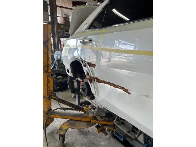 トヨタ　クラウン　右クォーターパネル交換　右リアドア交換　右リアハブ交換