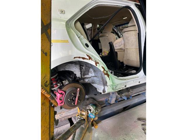 トヨタ　クラウン　右クォーターパネル交換　右リアドア交換　右リアハブ交換