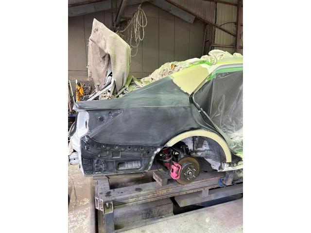 トヨタ　クラウン　右クォーターパネル交換　右リアドア交換　右リアハブ交換