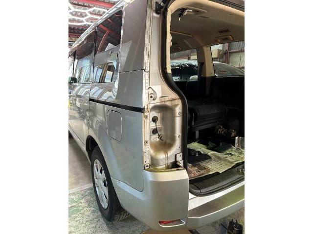 三菱　デリカＤ：５　左クォーター鈑金