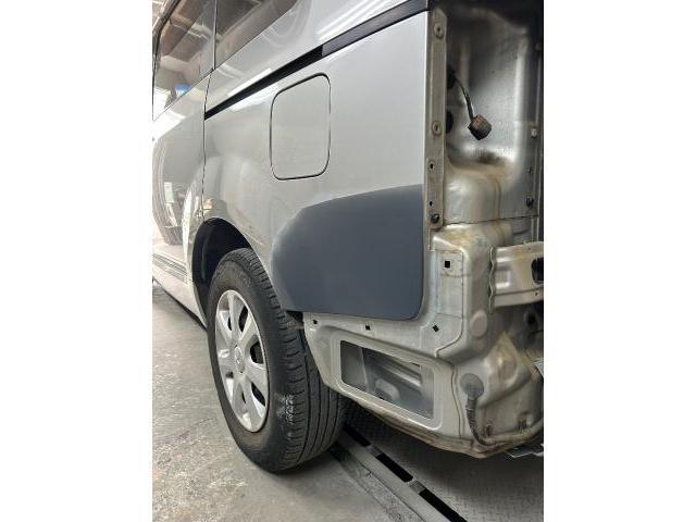 三菱　デリカＤ：５　左クォーター鈑金