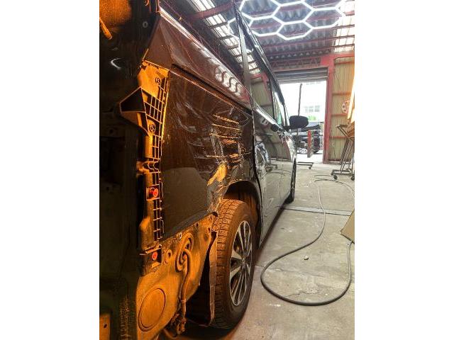 トヨタ　エスクァイア　右クォーターパネル交換