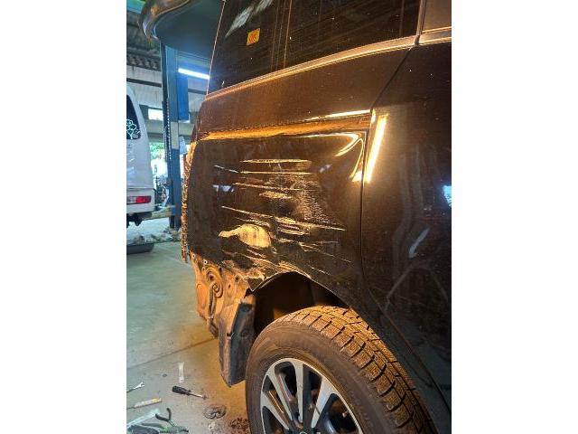 トヨタ　エスクァイア　右クォーターパネル交換