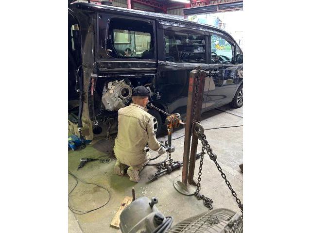 トヨタ　エスクァイア　右クォーターパネル交換