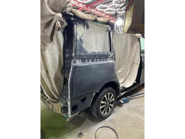 トヨタ　エスクァイア　右クォーターパネル交換