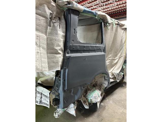 トヨタ　エスクァイア　右クォーターパネル交換