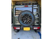 美品 アピオ ジムニー JB64 スペアタイヤブラケット 車検対応 スペアタイヤブラケット（JB64） | ジムニー専門店アピオ