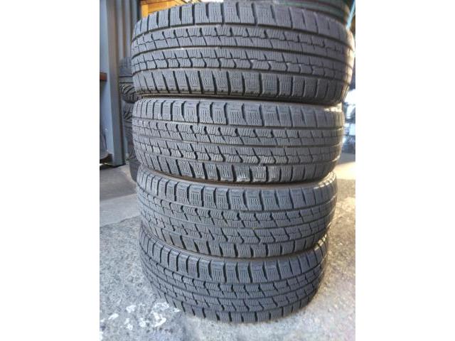 トヨタ　アクア　ハイブリッド　15インチ中古スダッレスタイヤ持ち込み交換