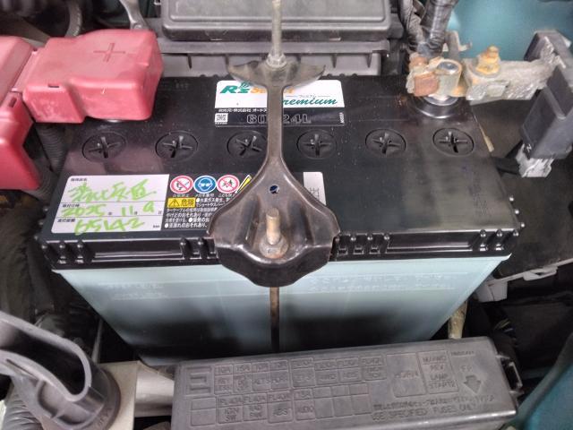 日産　ノート　コンパクトカー　バッテリー交換作業