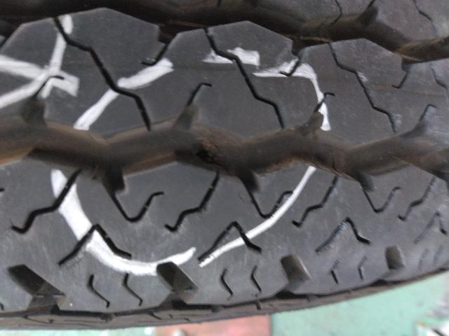 ダイハツ　ハイゼットトラック　パンク修理作業