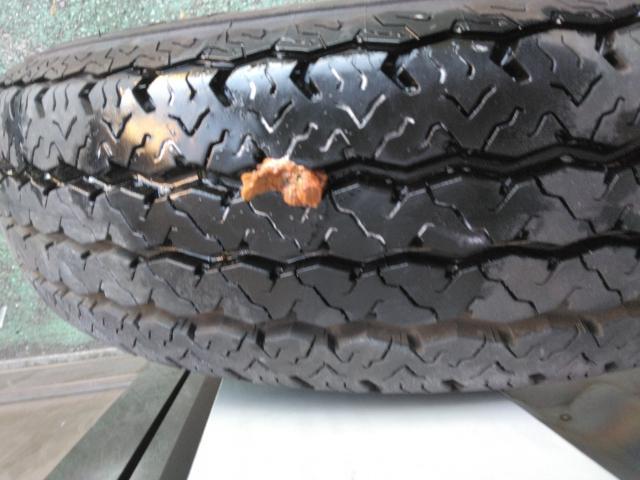 ダイハツ　ハイゼットトラック　パンク修理作業