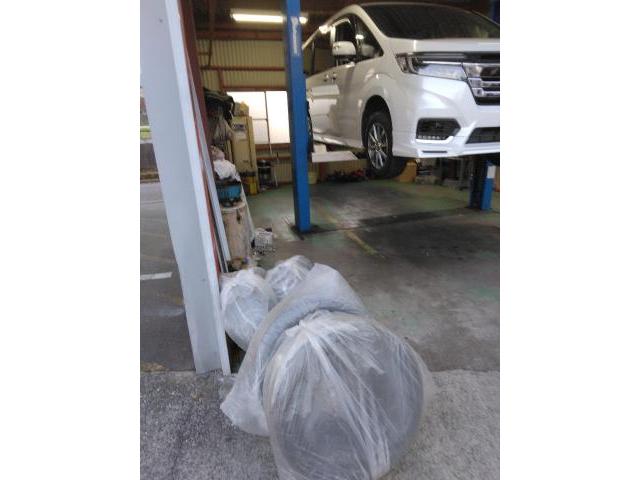 ホンダ　ステップワゴンスパーダ　ミニバン　スタッドレスタイヤ脱着作業