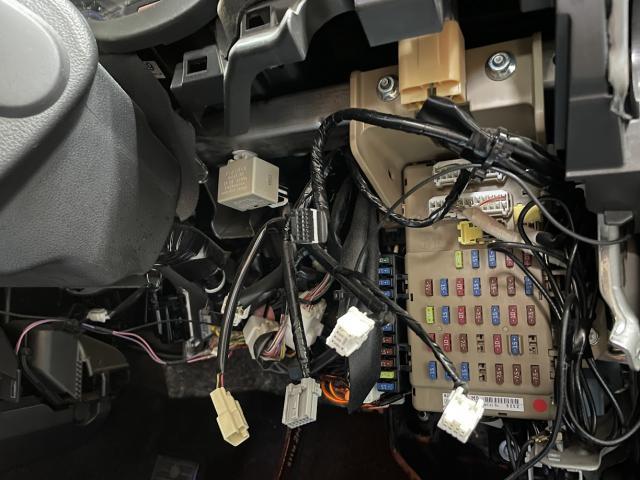 スバル　インプレッサスポーツ　Carmate エンジンスターター取付