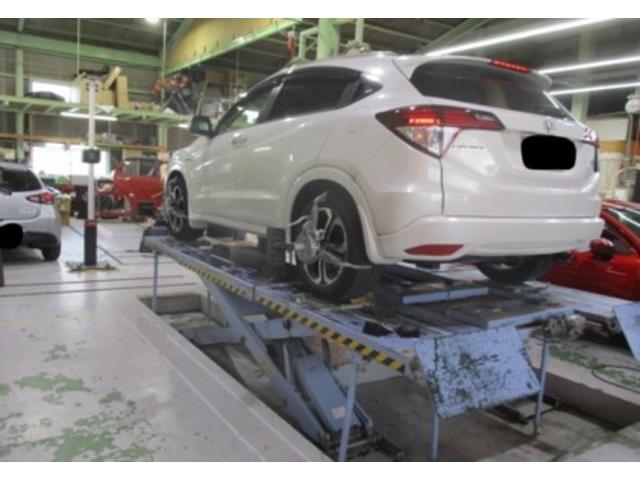 ４輪アライメント作業中