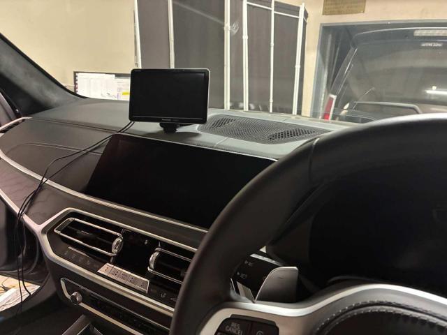 ＢＭＷ　Ｘ７　その他電装系取付　ポータブルナビ　USBポート　ドライブレコーダー取り付けさせていただきました。
