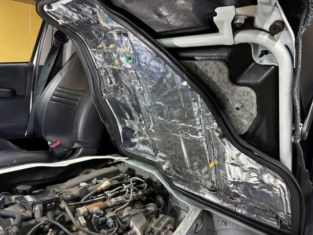 トヨタ　ハイエースバン　デッドニング　エンジン回りのデッドニングを施工させていただきました。