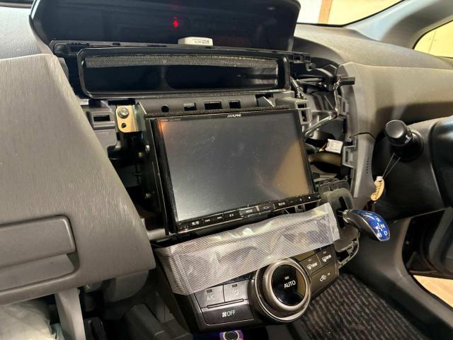 トヨタ　プリウスα　その他電装系取付　CN-F1X10C1Dの取り付けをさせていただきました。