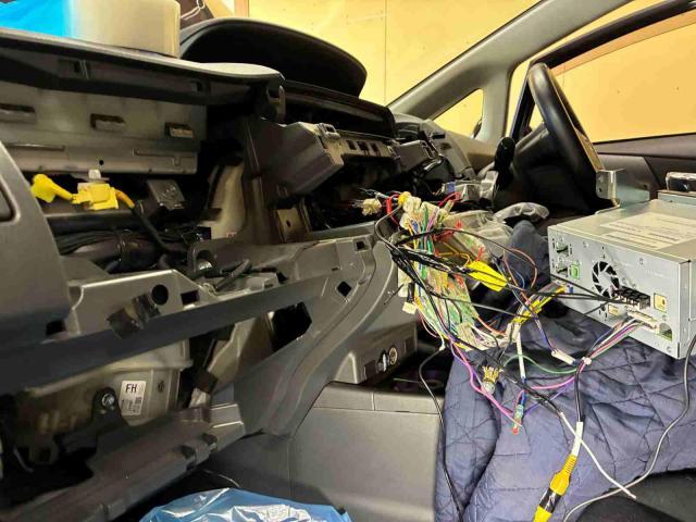 トヨタ　プリウスα　その他電装系取付　CN-F1X10C1Dの取り付けをさせていただきました。
