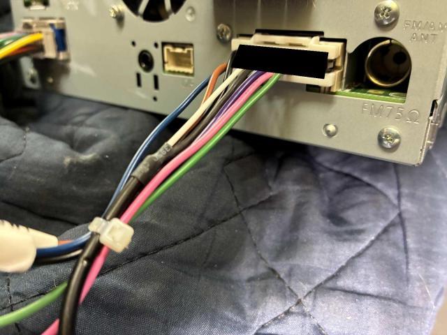 トヨタ　プリウスα　その他電装系取付　CN-F1X10C1Dの取り付けをさせていただきました。