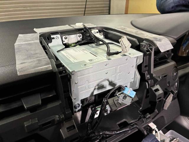 ホンダ　ヴェゼル　デジタルインナーミラー取付 TVキャンセラー取り付けご依頼いただきました。