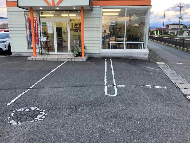 店舗前に２台分の駐車スペースをご用意しております。