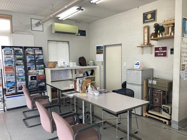 店内はごゆっくりお寛ぎ頂けるスペースとなっております。