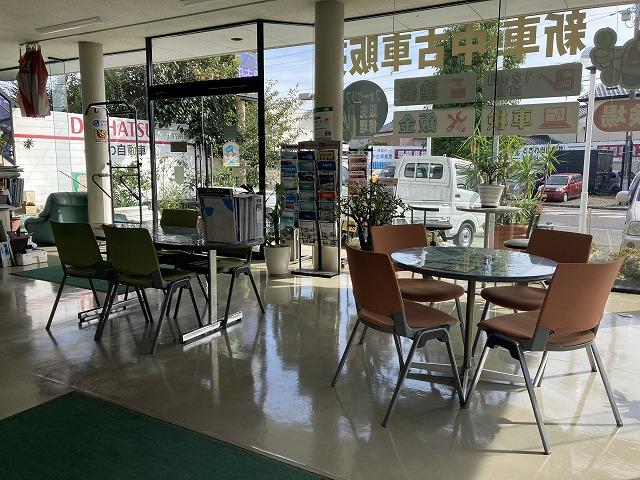 商談＆待合ルーム。ゆっくりとお寛ぎ頂けるスペースとなっております。