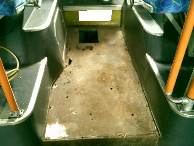 路線バス　フロア張替え
上益城郡　御船町　益城町　熊本市南区　東区　中央区　西区　北区　宇土市　宇城市　嘉島町　菊陽町　合志市　大津町　他地域のお客様も大歓迎です！