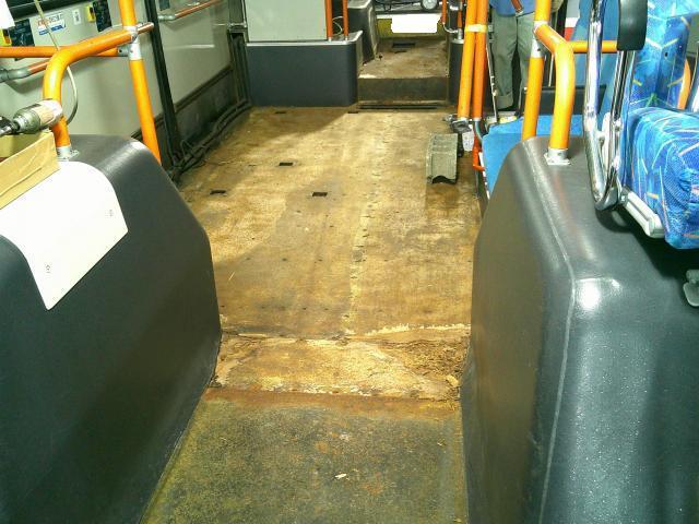 路線バス　フロア張替え
上益城郡　御船町　益城町　熊本市南区　東区　中央区　西区　北区　宇土市　宇城市　嘉島町　菊陽町　合志市　大津町　他地域のお客様も大歓迎です！