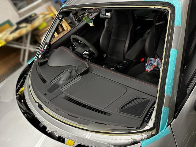 ポルシェ 911 Porsche フロントガラス交換 の ご依頼 西田硝子株式会社　西田ガラス 出張 対応 ガラス交換 飛び石 ヒビ ひび割れ カーフィルム ウィンドウリペア 自動車ガラス