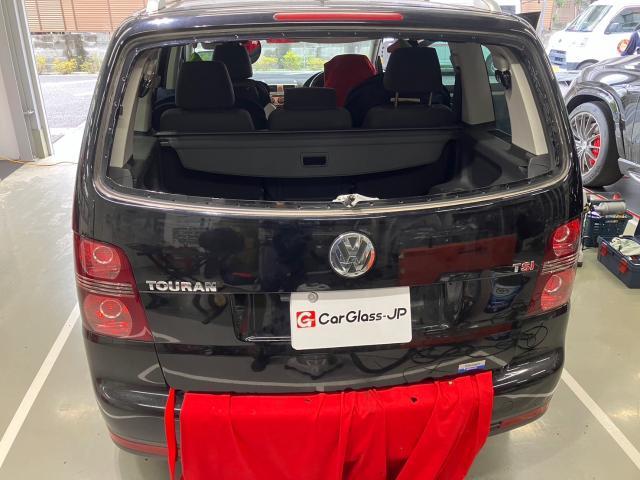 フォルクスワーゲン ゴルフトゥーラン【リアガラス交換】ガラス交換 撥水 カーフィルム エーミング アライメント さいたま市周辺 中央区 大宮区 見沼区 緑区 浦和区 北区 西区 桜区 南区 岩槻区 その他地域の方もご相談下さい！