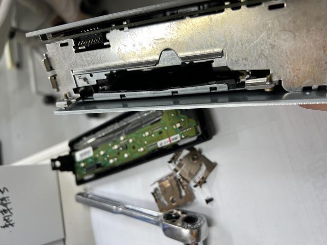 ルノー カングー 純正オーディオ交換 CD取り出し作業 アコルサ ルノー カングー 純正オーディオ交換 CD取り出し作業 アコルサ