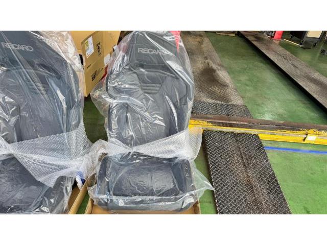 アバルト　F595　レカロシート取付　レカロ SR-S UT100 CG/BK　新製品　レカロシート販売取付対応　　アコルサ　フィアット専門店　アバルト専門店　三重県　津　四日市　鈴鹿　桑名　菰野　亀山　松阪　伊勢　志摩　熊野　尾鷲