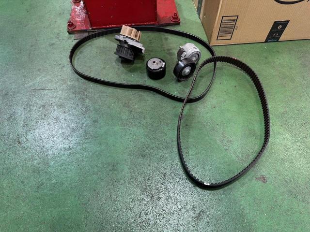 アバルト１２４ スパイダー　タイミングベルト交換　ウォーターポンプ　ファンベルト　テンショナー交換　　アコルサ　フィアット専門店　アバルト専門店　三重県　津市　四日市　鈴鹿　松阪　愛知　滋賀　奈良　京都　大阪　静岡　岐阜　和歌山