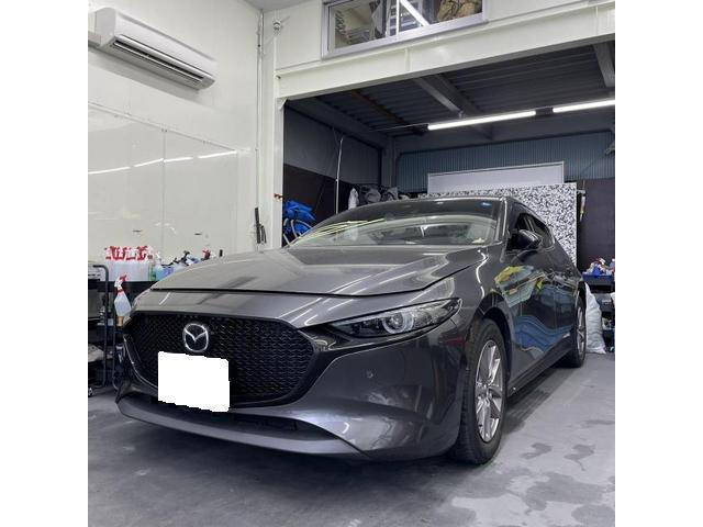 ＭＡＺＤＡ３ファストバックフロントガラス交換です。
堺市　大阪市　泉大津市　松原市　和泉市　高石市　岸和田市　羽曳野市　藤井寺市　八尾市　東大阪市　富田林市　貝塚市　泉佐野市　ほかの地域のお客様も大歓迎です。