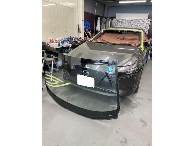 ＭＡＺＤＡ３ファストバックフロントガラス交換です。
堺市　大阪市　泉大津市　松原市　和泉市　高石市　岸和田市　羽曳野市　藤井寺市　八尾市　東大阪市　富田林市　貝塚市　泉佐野市　ほかの地域のお客様も大歓迎です。