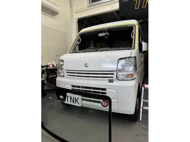 スズキ　エブリィのフロントガラス交換のご依頼ありがとうございます。TNK大阪　TNK堺　飛び石　ヒビ　ヒビ割れ　フロントガラス交換　自動車ガラス　東大阪　八尾　門真　寝屋川　尼崎　伊丹　豊中　枚方　守口　大東　吹田　摂津　茨城　箕面　高槻