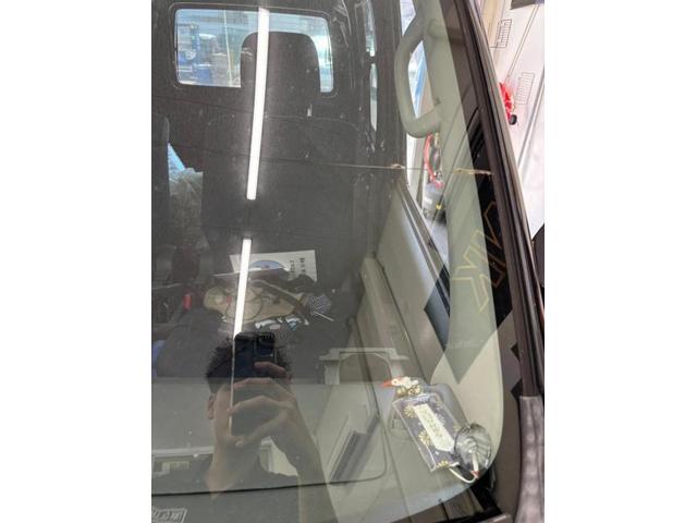 ダイハツ　ハイゼットバン　フロントガラス交換のご依頼ありがとうございます。TNK大阪　TNK堺　飛び石　ヒビヒ　ビ割れ　自動車ガラス　自動車保険修理　堺　松原　狭山　高石　和泉　岸和田　貝塚　泉佐野　泉南　富田林　羽曳野　藤井寺　平野