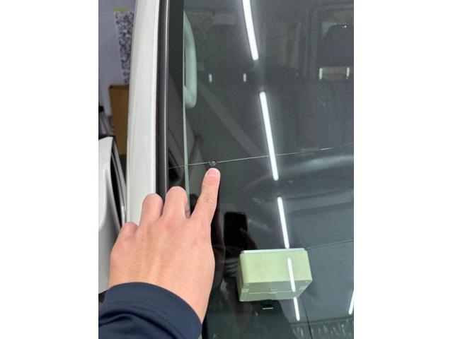 ダイハツ　ハイゼットバン　フロントガラス交換のご依頼ありがとうございます。TNK大阪　TNK堺　飛び石　ヒビ　ヒビ割れ　自動車ガラス　自動車保険修理　東大阪　八尾　門真　寝屋川　尼崎　伊丹　豊中　枚方　守口　大東　吹田