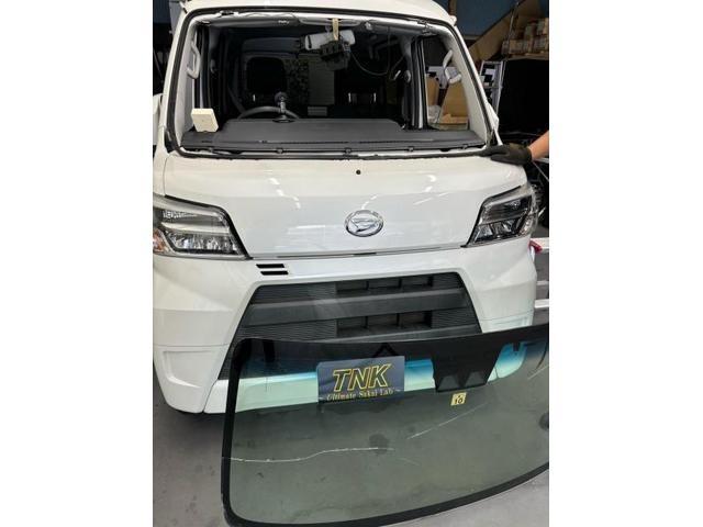 ダイハツ　ハイゼットバン　フロントガラス交換のご依頼ありがとうございます。TNK大阪　TNK堺　飛び石　ヒビ　ヒビ割れ　自動車ガラス　自動車保険修理　東大阪　八尾　門真　寝屋川　尼崎　伊丹　豊中　枚方　守口　大東　吹田